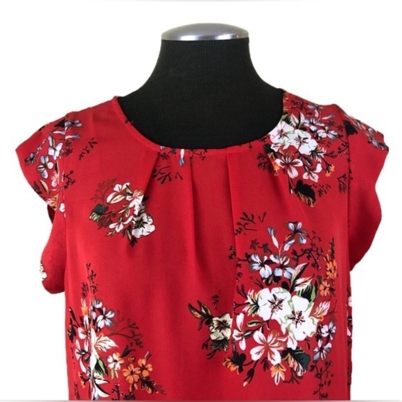 🚨Sweet Rain Red Floral Blouse with cap sleeves and pleated front. Size: Medium. - Picture 5 of 13
